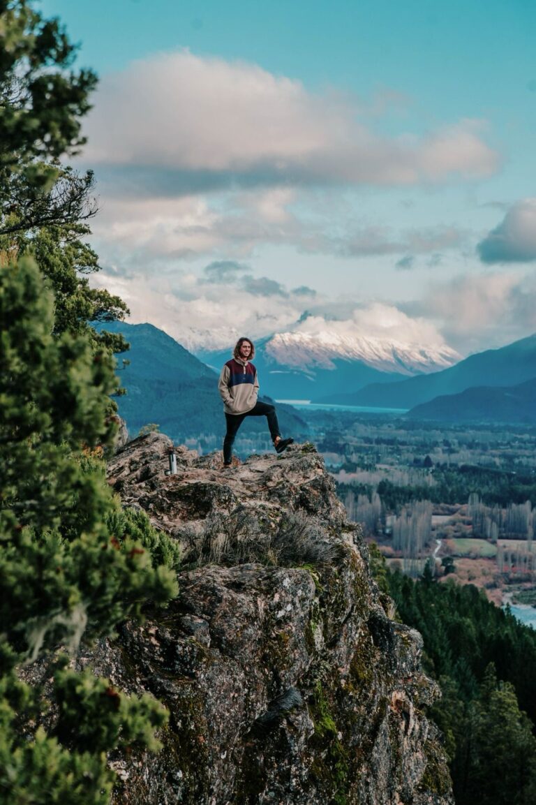 Nicolás Auer, fundador de Tandem Turismo, en la cordillera de Bariloche, Patagonia